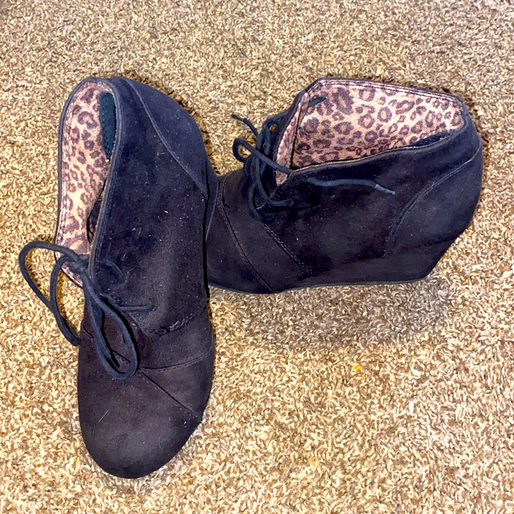 City classified black suede ankle wedge boots size 5